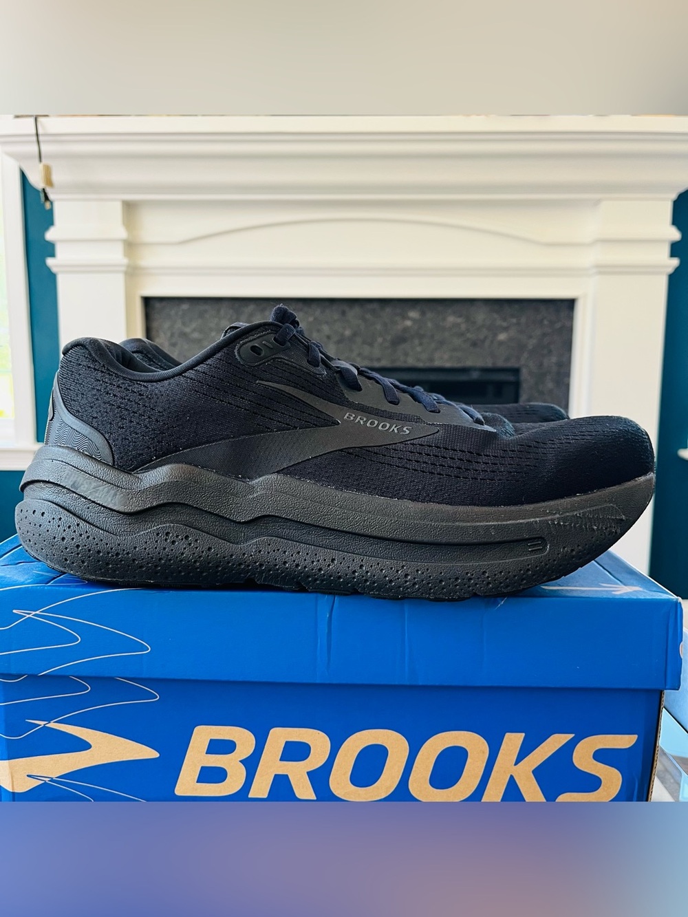 Sz 11 BROOKS GHOST MAX 2 MENS Sneakers 110431-1D-020 Black/Black/Ebony